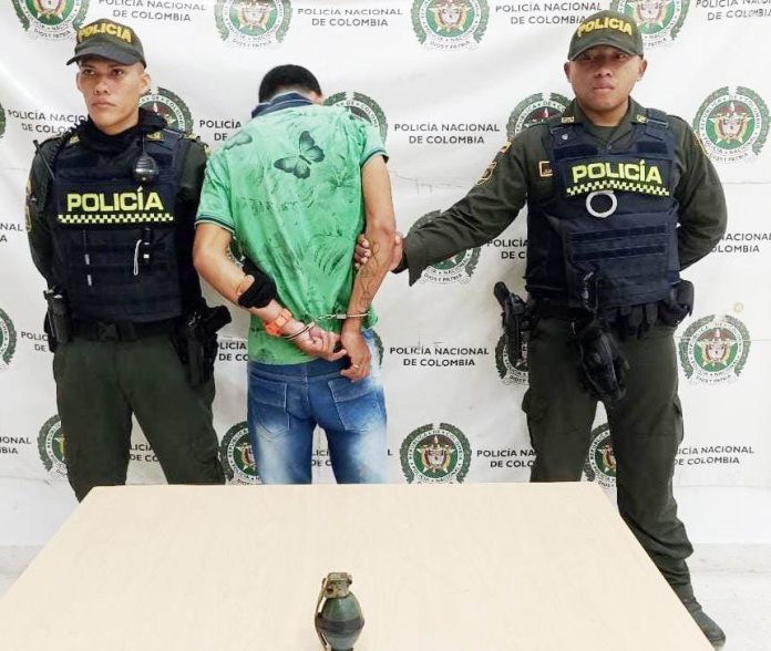 De espalda es fotografiado Justher Rafael Gamarra Campo, porque hasta ese momento no se había legalizado su captura.