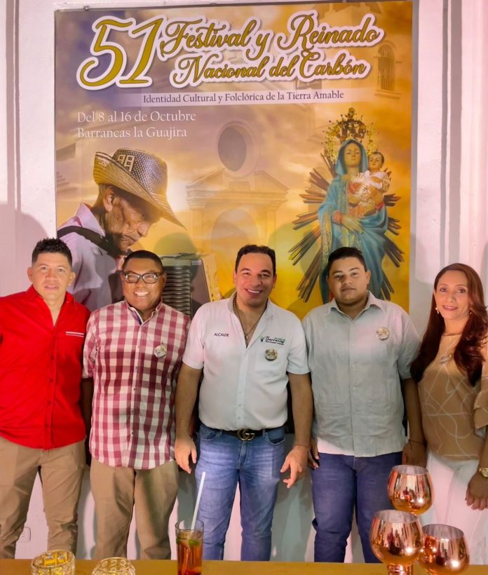 En el marco de la representación del afiche del festival, aparecen el diseñador Jonatan Solano, director del Festival Jesús Acosta; el alcalde, Iván Mauricio Soto; el diseñador, Jilmar Álvarez y la coordinadora de cultura, Antonia Solano.