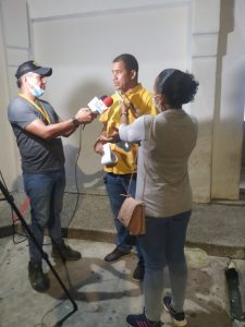 Minutos después, un poco asustado el concejal de la Unión Patriótica, UP, José Luky Celedón entregando declaraciones a los medios de comunicación y quienes también estaban atemorizados.