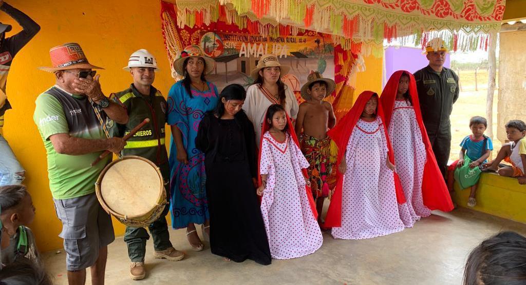 Agradecidos con los ingenieros militares, los nativos de la etnia Wayuu le mostraron su cultura a través del baile de la Yonna y sus atuendos.