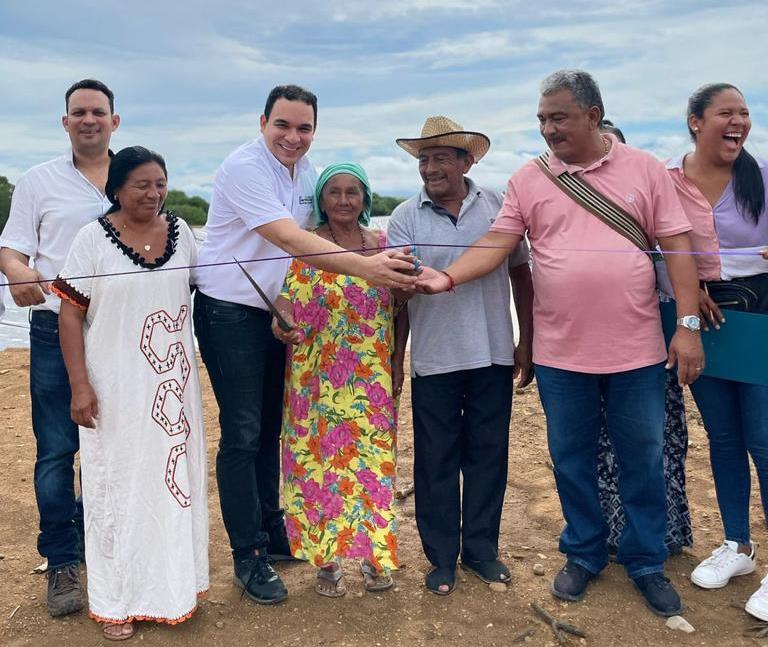 El alcalde de Iván Mauricio Soto, en compañía del secretario de Obras e Infraestructura del municipio de Barrancas, José Gerardo Cerchar  llegó a la comunidad para hacer entrega de los dos reservorios.