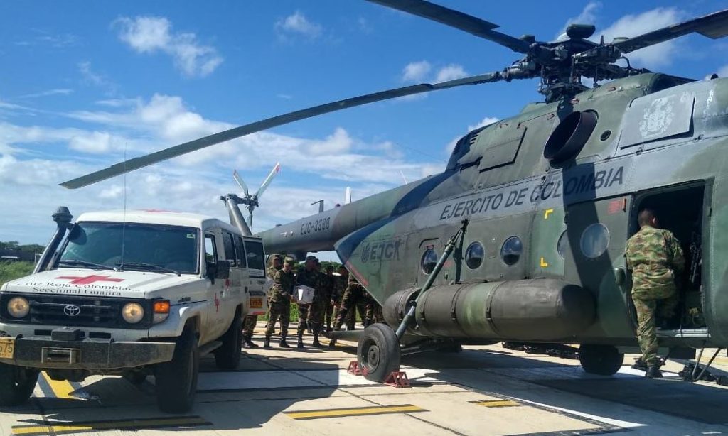 El gobierno nacional dispuso aviones de la fuerza aérea para transportar toneladas de ayudas humanitarias para el municipio de Uribia y otros sectores del departamento que se vieron afectados por el paso del huracán Julia.