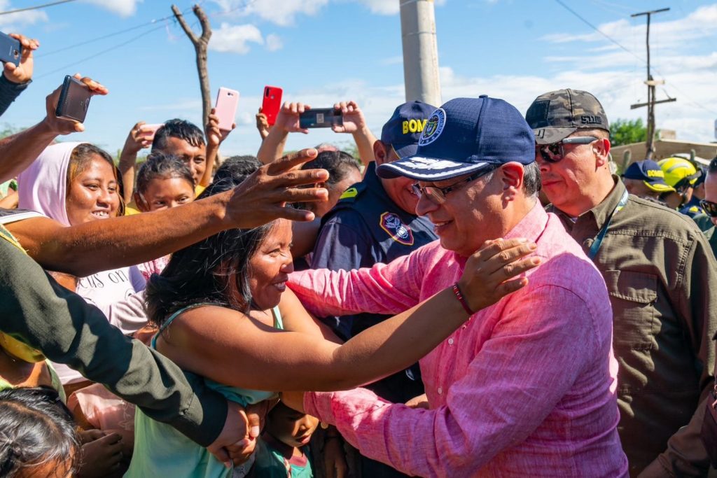 El mandatario de los colombianos Gustavo Petro es aclamado por sus compatriotas, como si estuviera en campaña.