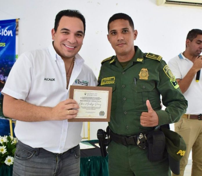 Alcalde de Barrancas, Iván Mauricio Soto Balan cuando le entrega el reconocimiento al patrullero Liber Mendoza.