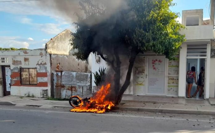 Este vehículo se quemó por un corto circuito cuando transportaba a su dueño en el municipio de Distracción, sur de La Guajira.