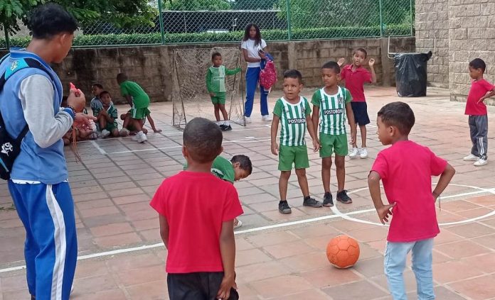 Niños y niñas jugando, futbol, baloncesto, voleibol y ajedrez, son algunas de las disciplinas que se practican en la I.E. Denzil escolar.