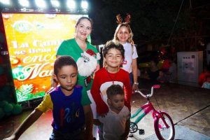 Los niños de Fonseca, quedaron contentos con la llegada del show ‘Encanto de Navidad’, liderado por Carmen Cecilia Mendoza Berardineli.