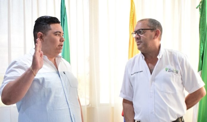 Ante el alcalde encargado del municipio de Barrancas, Isaac Carrillo Parodi, tomó posesión del cargo como registrado municipal del Estado Civil, Jaime Alfonso Carrillo Solano.