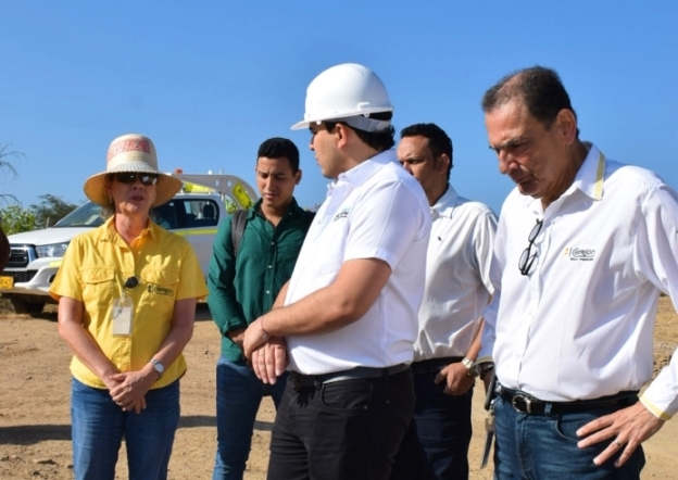 El alcalde de Barrancas Iván Mauricio Soto y la presidenta de la compañía minera Claudia Bejarano inspeccionaron las obras que se realizan en la comunidad de Las Casitas.