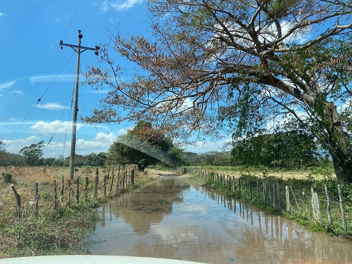 La administración de Barrancas adecuando las vías terciarias mediante pavimento para irle mejorándo el nivel de vida a la zona rural.