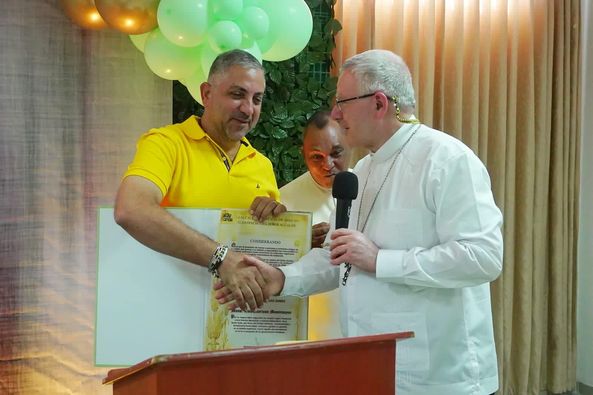 Alcalde Mohamad Dasuki, entregando el reconocimiento al Nuncio Apostólico