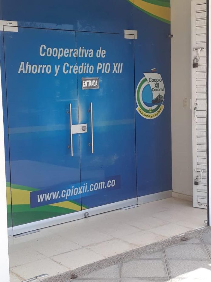Esta es la puerta principal de la entidad bancaria en Fonseca, la cual iba a ser violentada por ladrones.