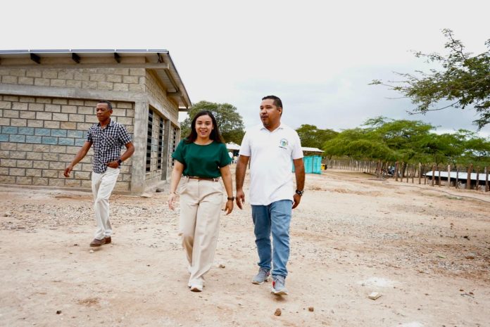 La gobernadora Diala Wilches Cortina llegó hasta la zona rural de Manaure, con el propósito de entregar un aula inteligente a la escuela ubicada en esta zona del territorio.