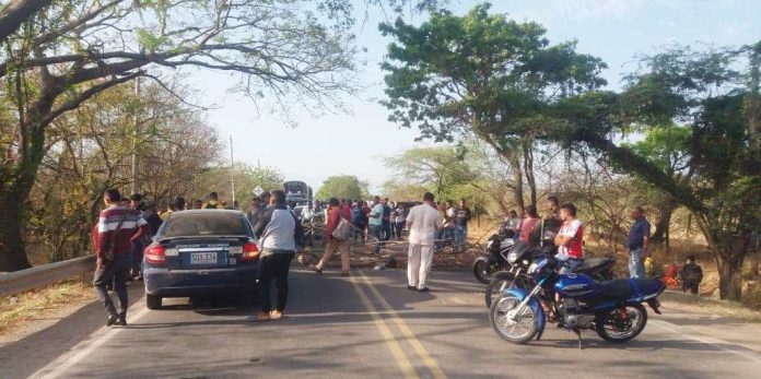 Las entradas y salidas de Riohacha están bloqueadas desde Puente guerrero, Kilómetro 18 de la vía Valledupar y entrada a Mayapo.