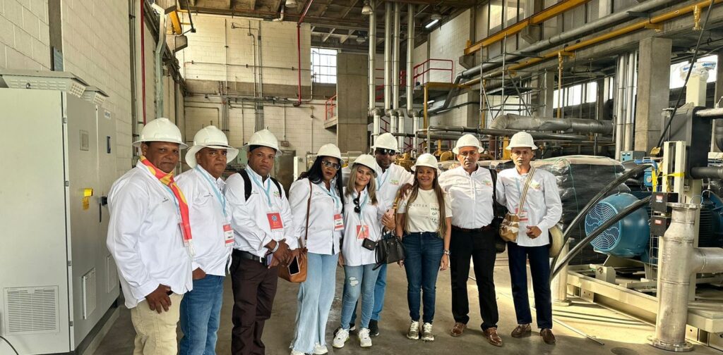 Delegación de La Guajira integrada por Andreina García, gerente de Esepgua y una comisión de ediles de Riohacha.