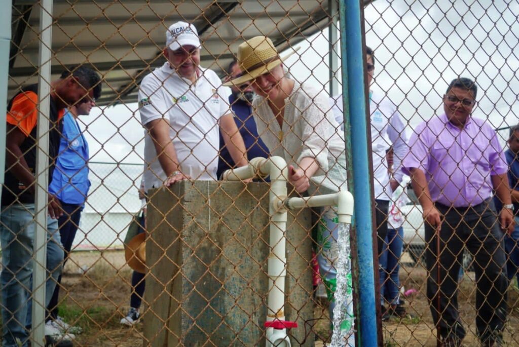 Funcionarios del gobierno nacional, del Centro de Atención a Migrantes de la Acnur y del municipio de Maicao en la inspección del pozo de agua que se espera reactivar.