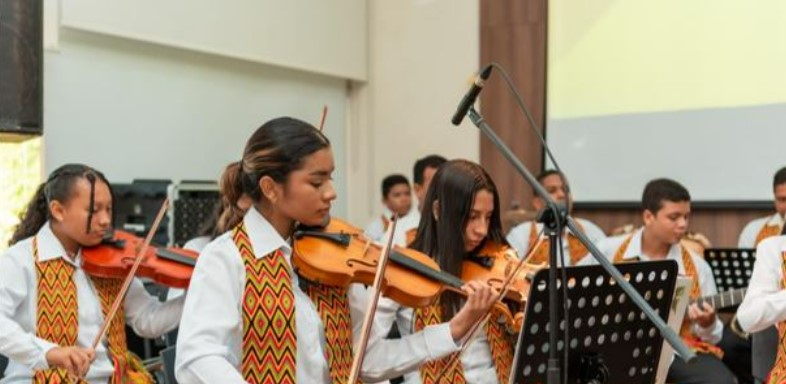 Jóvenes que hacen parte de la orquesta Sinfónica de Cerrejón.