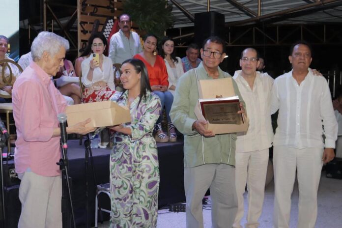 Aspecto de la entrega del reconocimiento de la gobernadora Diala Wilches Cortina al maestro Gustavo Gutiérrez Cabello, al fondo se observan los demás personalidades que asistieron a la inauguración.