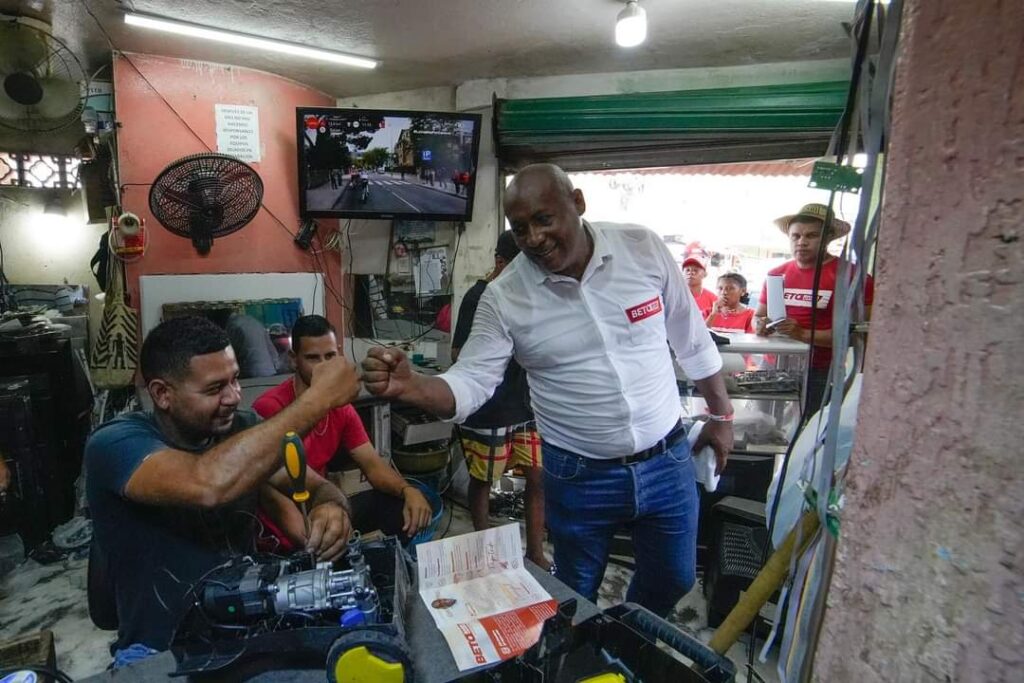 Con su efusividad de siempre, el candidato a la alcaldía de Riohacha, Eriberto Ibarra Campo, trabajo en los sectores populares para ganarse el cariño de la gente y las elecciones. Recorrió el mercado Nuevo de Riohacha.