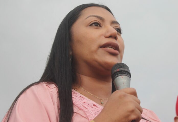 Martha Peralta Epieyu, cuando se dirigía a sus paisanos en el municipio de Manaure.