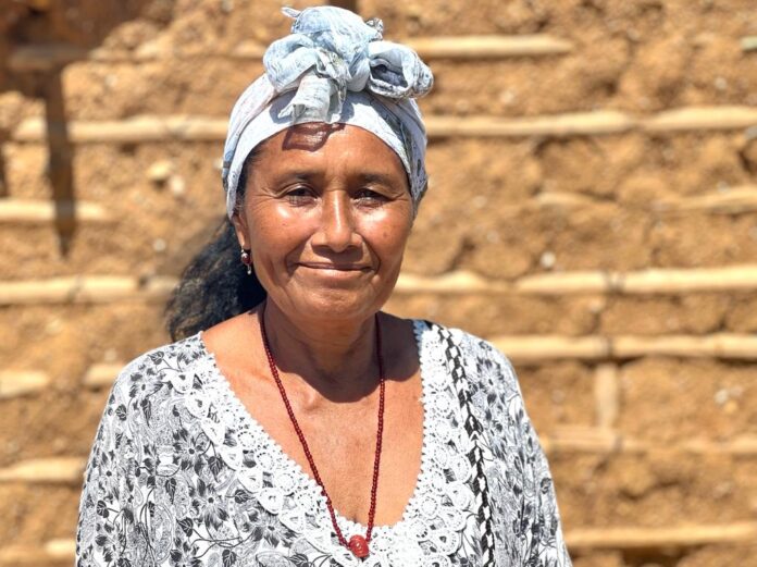 Otilia Sierra Ipuana, autoridad tradicional de Wasajerrou, quien recibió la visita de la multinacional Cerrejón en su comunidad.