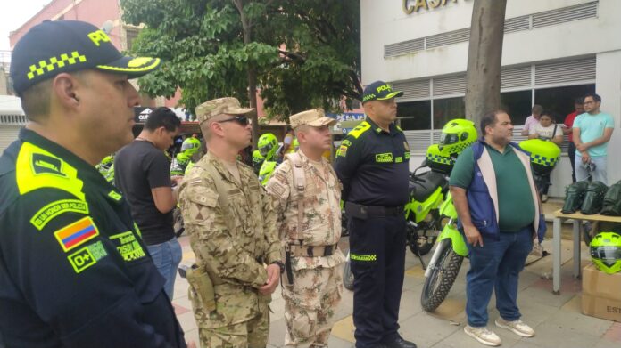 En la ceremonia de entrega el funcionario estuvo acompañado por miembros del Ejército y la Policía.