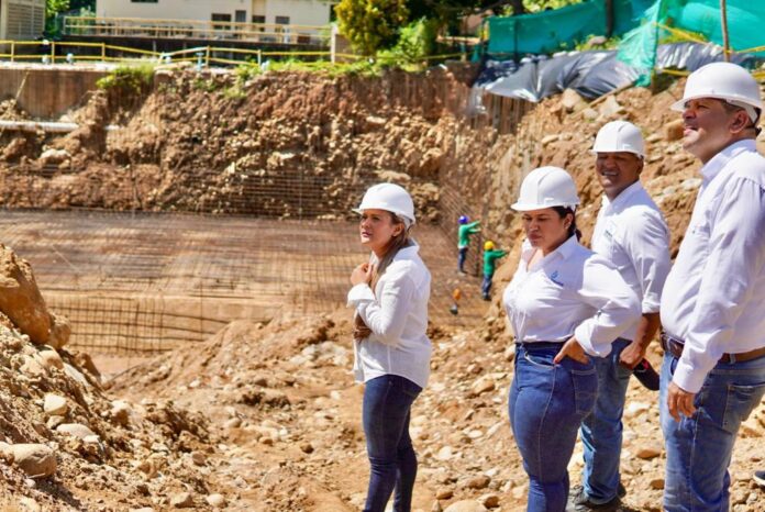 La gerente de Esepgua, Andreina García Pinto, en su visita al lugar donde se adelanta la Optimización del acueducto de Dibulla.