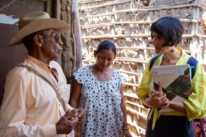 La ministra de Ambiente y Desarrollo Sostenible, Susana Muhamad se reunió con las comunidades Wayuu.