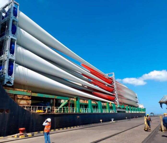 En las instalaciones de Puerto Brisa se encuentran los componentes de los aerogeneradores apilados.