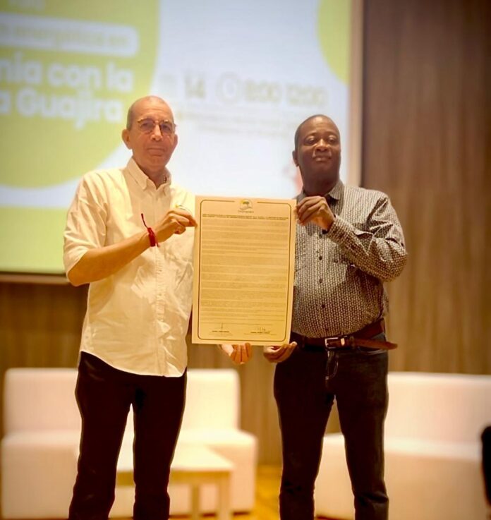 Samuel Lanao Robles, director general de CorpoGuajira y Gabriel Mitchel Murray, director del sector de Medio Ambiente y Naturaleza, Agricultura y Pesca de Curazao, durante la firma de la carta de intención, realizada en Riohacha.
