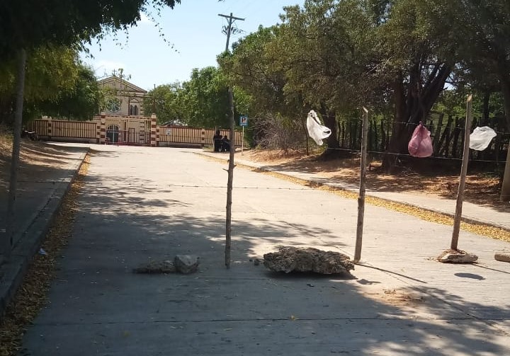 Los nativos colocaron barricadas en la calle que conduce al internado San Antonio para que les reconozcan su propiedad sobre el predio.