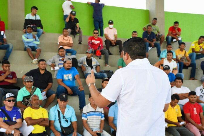 El alcalde reunido con los representantes del gremio de mototaxistas abordando los problemas fundamentales de Barrancas como son la movilidad y la seguridad.