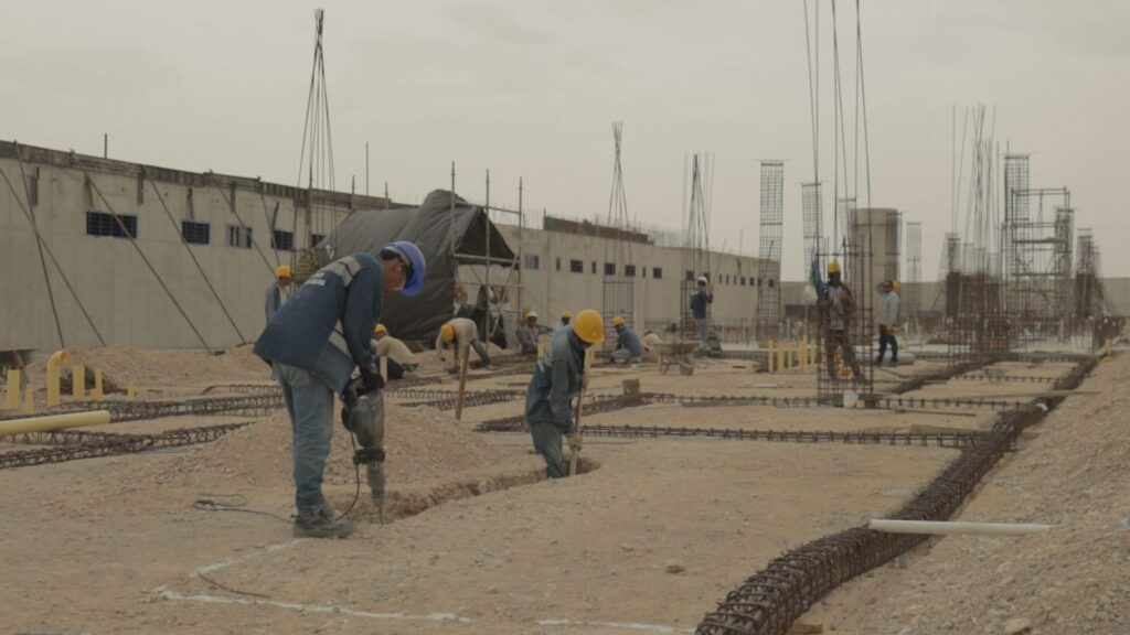 La cárcel, desarrollada por el consorcio Eron La Guajira, cuenta con aproximadamente 350 empleados trabajando en la obra.
