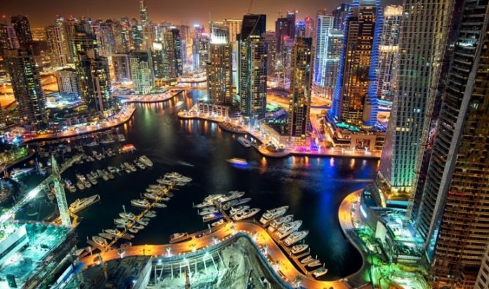 Dubái, ciudad de los Emiratos Árabes Unidos conocida por su lujoso comercio, la arquitectura ultramoderna y su vida nocturna animada.