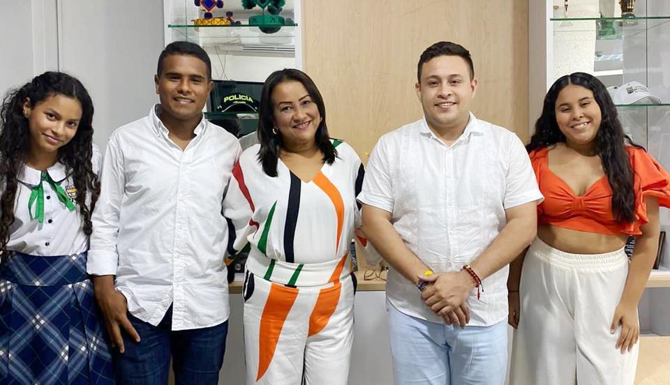 Aquí aparece la recién posesionada Malvis Soledad Rojas Solano junto a sus hijos Alejandra Paulina, Alberto Mario y Katalina Victoria Brito Rojas y el alcalde de Hatonuevo, Hassan Palmezano Romero.