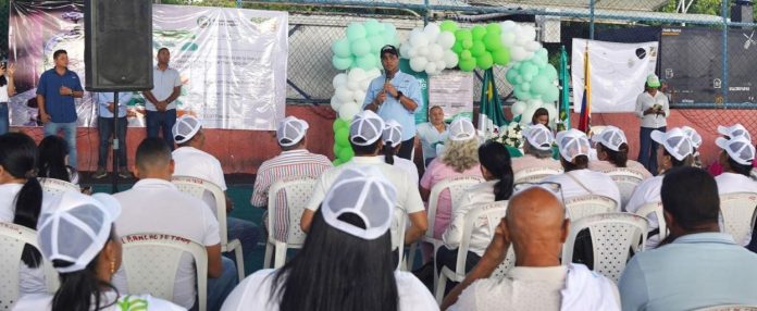 El gobernador de La Guajira, Jairo Aguilar cuando explicaba los pormenores de la obra y el impacto que tiene el municipio porque su gobierno tiene palabra