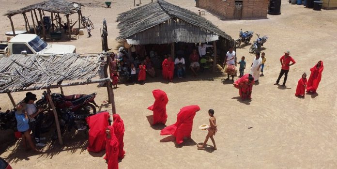 Felices las comunidades indígenas Wayuu del municipio de Manaure, quienes se preparan para vivir un momento histórico: por primera vez encenderán un bombillo en sus hogares.
