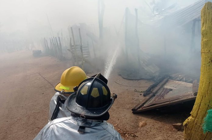 Miembros del Cuerpo de Bomberos de Fonseca trabajaron intensamente para sofocar las llamas.