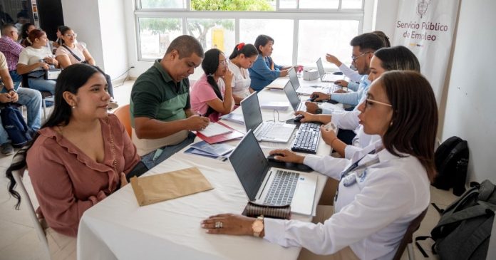 Participantes de la Feria de Empleabilidad 2025 en Riohacha y Maicao, en busca de nuevas oportunidades laborales y crecimiento profesional.