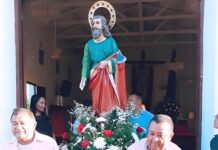 Fe, tradición y gratitud: la devoción de un carraipiuno a San Judas Tadeo Devotos se preparan para iniciar la procesión en honor a San Judas Tadeo, recorriendo las calles de Carraipía con fe, música y esperanza.