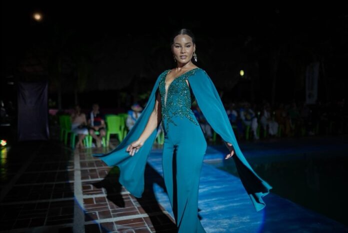 La nueva soberana cautivó al público con su elegancia y el orgullo riohachero.