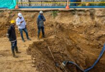 Distrito avanza en la recuperación del alcantarillado en Las Tunas Operarios y maquinaria trabajan en la reposición del colector principal en Las Tunas, una obra clave para mejorar el sistema de alcantarillado del sector.