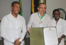 Defensor de derechos humanos recibe reconocimiento de la asamblea de La Guajira Instantes cuando el filosofo Gonzalo Gómez Soto, recibe el reconocimiento de parte del presidente de la asamblea de La Guajira, Daniel Ceballos y el proponente Olimpo Núñez De Armas.