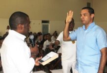 Jorge Ariza Ariza asume como contralor y promete recuperar la confianza pública Instantes cuando tomaba juramento del cargo, ante el presidente de la asamblea a de La Guajira, Daniel Ceballos con efectos jurídicos a partir del 1 de enero del 2025.