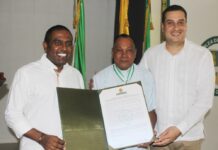 Sacerdote recibió medalla Luis A. Robles en honor al servicio pastoral en La Guajira Jesús Darío Vega Plata, sacerdote guajiro, la exaltacion la recibió de manos del presidente de la Asamblea de La Guajira, Daniel y del segundo vicepresidente, Mateo Luque.