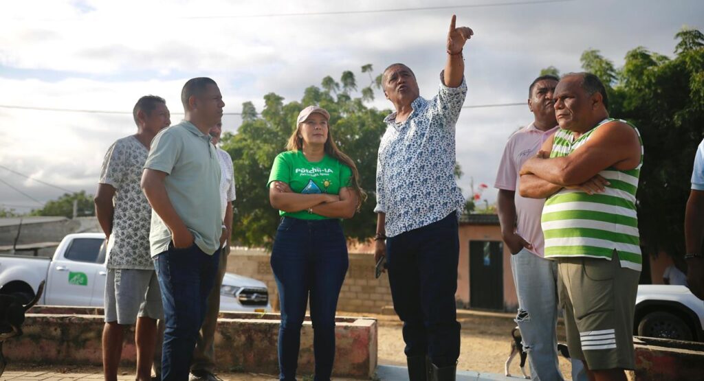 El exconcejal de Riohacha, Aloima Miranda ha manifestado su satisfacción por la obra. En la imagen aparece en compañía con la gerente de Eseogua, Andreina García y otros habitantes de Tigreras.