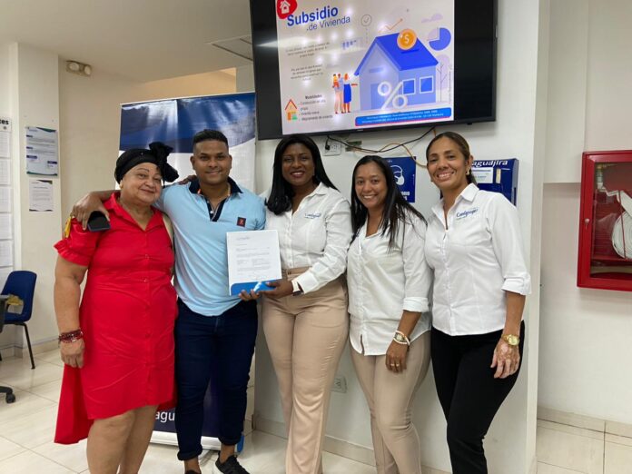 Uno de los beneficiarios recibe de manos de Comfaguajira la carta de asignación del Subsidio Familiar de Vivienda, un paso clave para cumplir el sueño de tener casa propia.