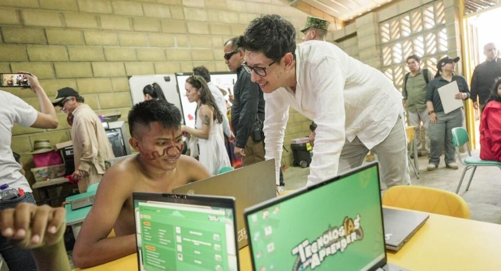 El ministro de Educación Daniel Rojas Medellin, se acerca a un estudiante de la etnia Wayuu, quien está al frente de un comuputador que fue entregado por el Ministerio.