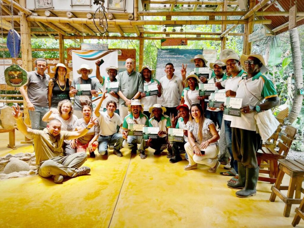 Guardianes de Ambiente y Paz participan en jornadas de restauración y siembra de manglar en humedales del departamento.